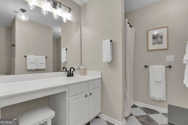 6608 Splashwater Drive, Flowery Branch, GA 30542