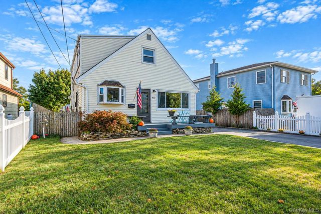 41 E Saltaire Road, Lindenhurst, NY 11757