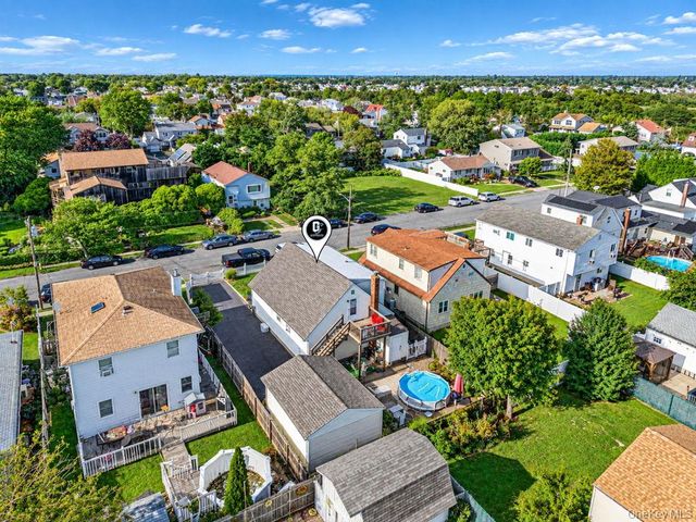 41 E Saltaire Road, Lindenhurst, NY 11757