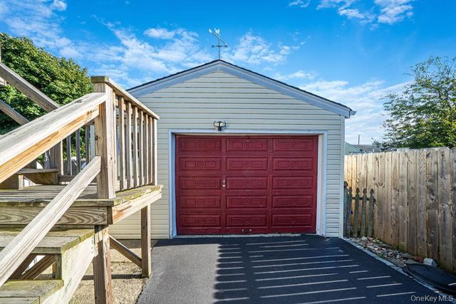 41 E Saltaire Road, Lindenhurst, NY 11757