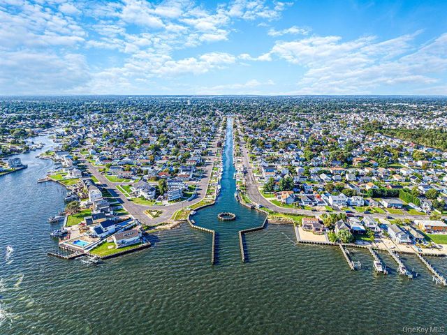 41 E Saltaire Road, Lindenhurst, NY 11757