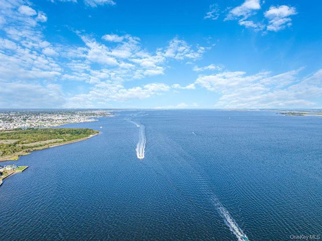 41 E Saltaire Road, Lindenhurst, NY 11757