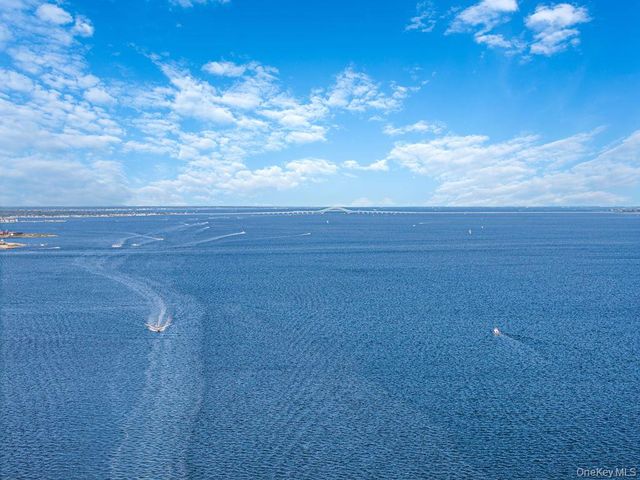 41 E Saltaire Road, Lindenhurst, NY 11757