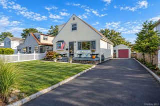 41 E Saltaire Road, Lindenhurst, NY 11757