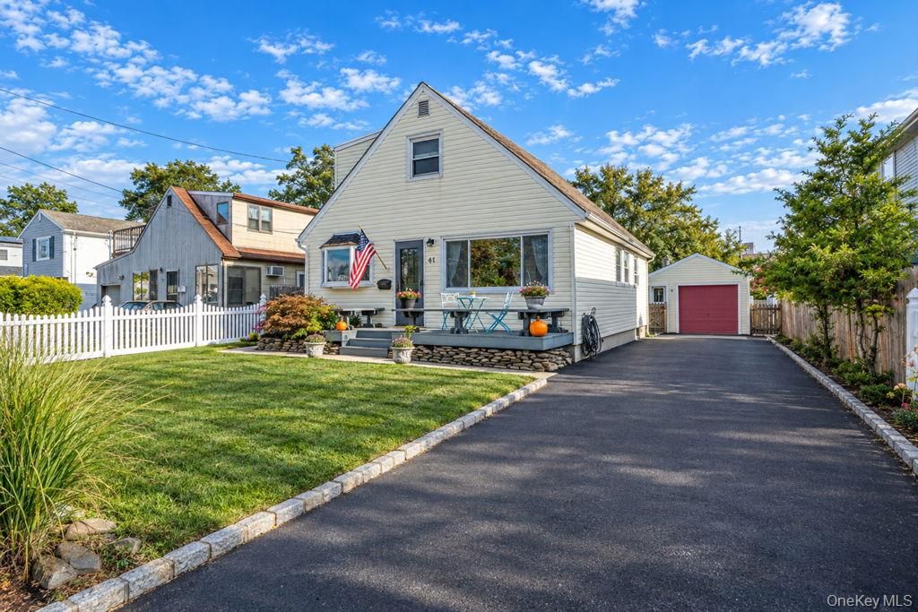 41 E Saltaire Rd, Lindenhurst, NY 11757 — exterior
