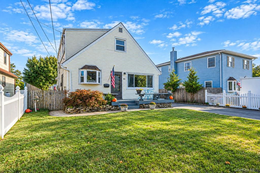 41 E Saltaire Rd, Lindenhurst, NY 11757 — photo 2
