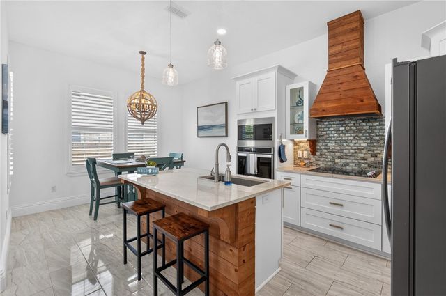 15510 SPYGLASS Dr, Corpus Christi, TX 78418