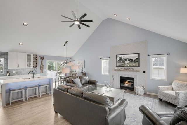 1243 Firethorn DRIVE, West Bend, WI 53090