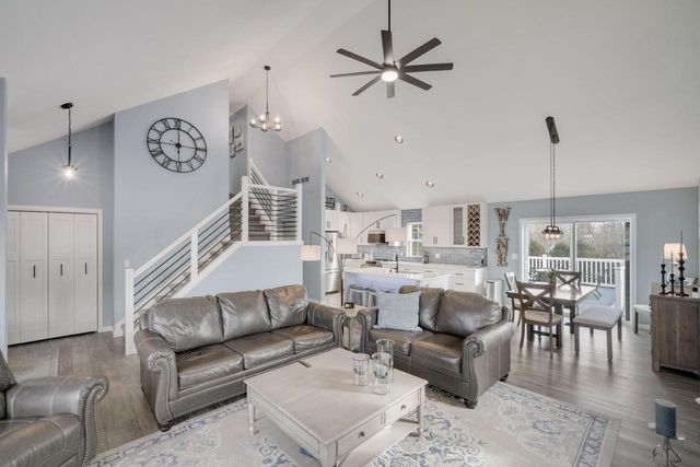 1243 Firethorn DRIVE, West Bend, WI 53090