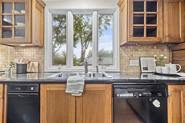 909 W 96th Terrace, Kansas City, MO 64114