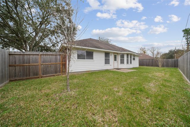 1140 Thomas Drive, Angleton, TX 77515
