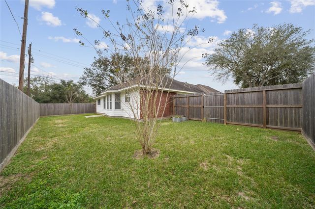1140 Thomas Drive, Angleton, TX 77515