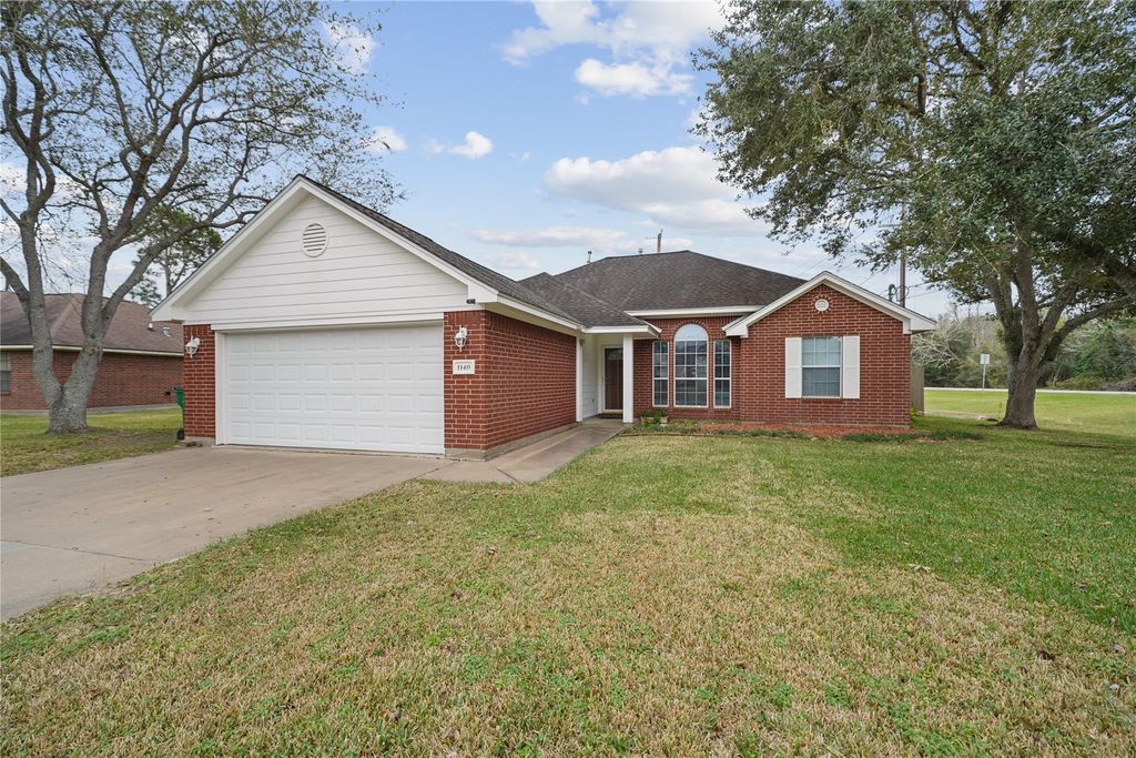 1140 Thomas Drive, Angleton, TX 77515