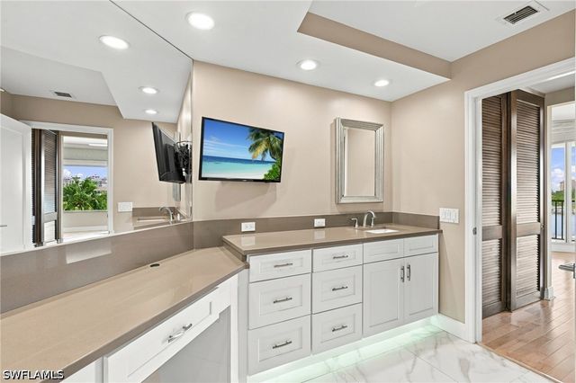 430 Cove Tower DR 501, Naples, FL 34110
