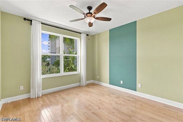 430 Cove Tower DR 501, Naples, FL 34110
