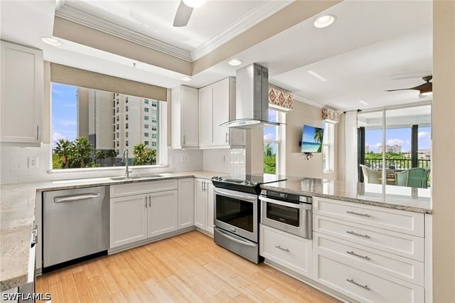 430 Cove Tower DR 501, Naples, FL 34110