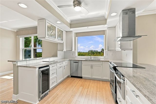 430 Cove Tower DR 501, Naples, FL 34110