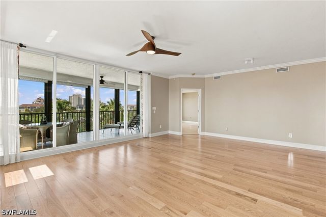 430 Cove Tower DR 501, Naples, FL 34110