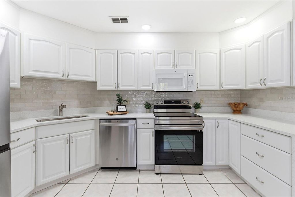 Image 17 of property listing at 935 AMY RIDGE COURT, Kissimmee, FL 34747