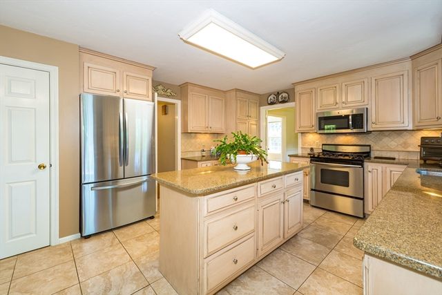 157 Rolling Meadow Dr, Holliston, MA 01746