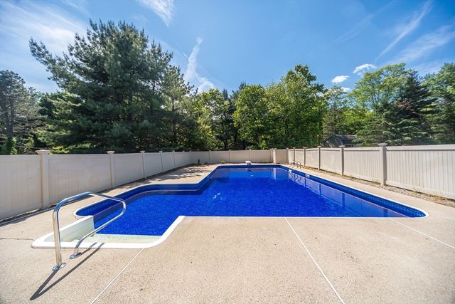 157 Rolling Meadow Dr, Holliston, MA 01746
