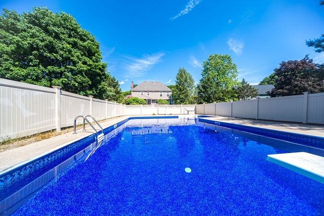 157 Rolling Meadow Dr, Holliston, MA 01746