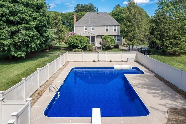 157 Rolling Meadow Dr, Holliston, MA 01746