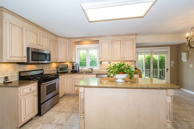 157 Rolling Meadow Dr, Holliston, MA 01746
