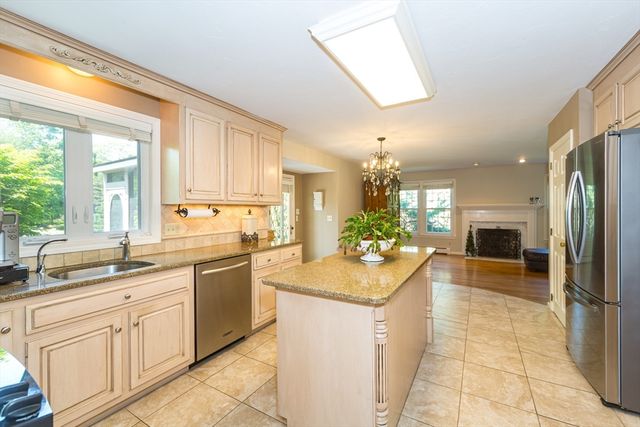 157 Rolling Meadow Dr, Holliston, MA 01746