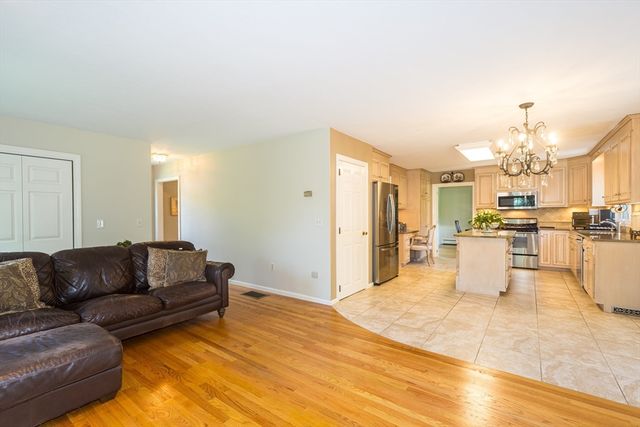 157 Rolling Meadow Dr, Holliston, MA 01746