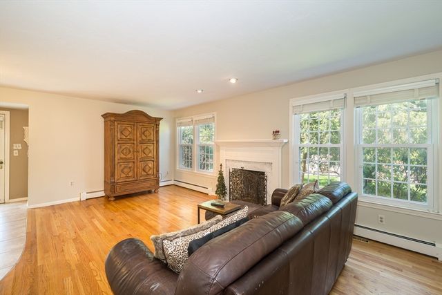 157 Rolling Meadow Dr, Holliston, MA 01746