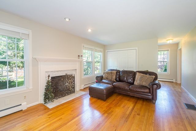 157 Rolling Meadow Dr, Holliston, MA 01746