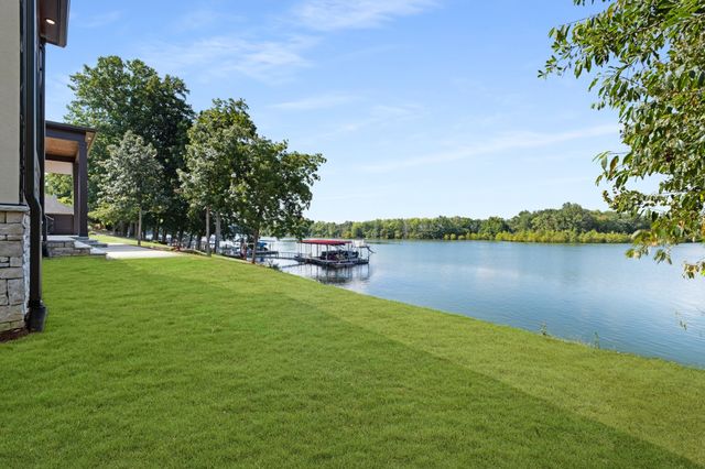 613 Waters Edge Dr, Estill Springs, TN 37330