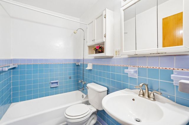 1072 Thomas Avenue, Saint Paul, MN 55104