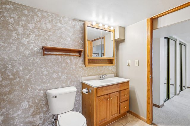 1072 Thomas Avenue, Saint Paul, MN 55104