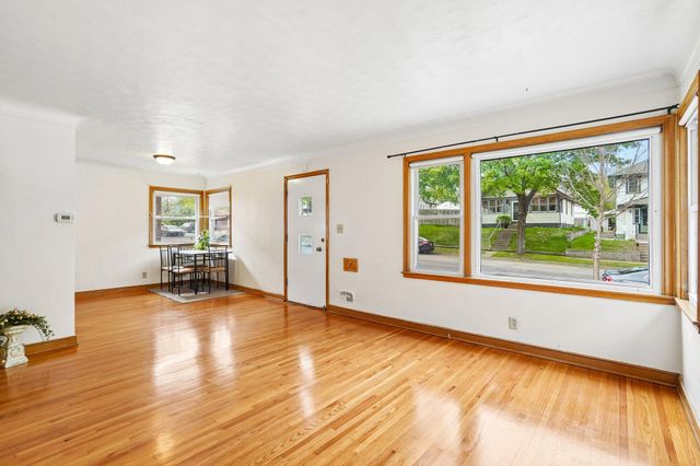 1072 Thomas Avenue, Saint Paul, MN 55104