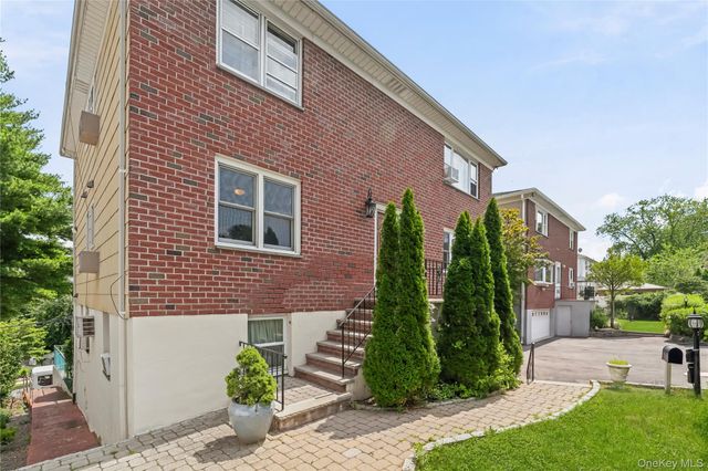 21 Bryn Mawr Place, Yonkers, NY 10701