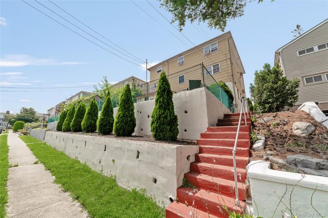 21 Bryn Mawr Place, Yonkers, NY 10701