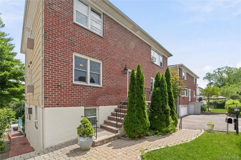 21 Bryn Mawr Place, Yonkers, NY 10701 — photo 3