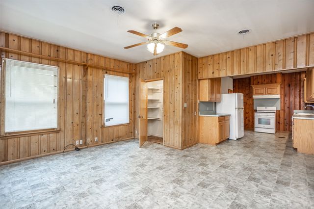 206 Ritchey Street, Gainesville, TX 76240