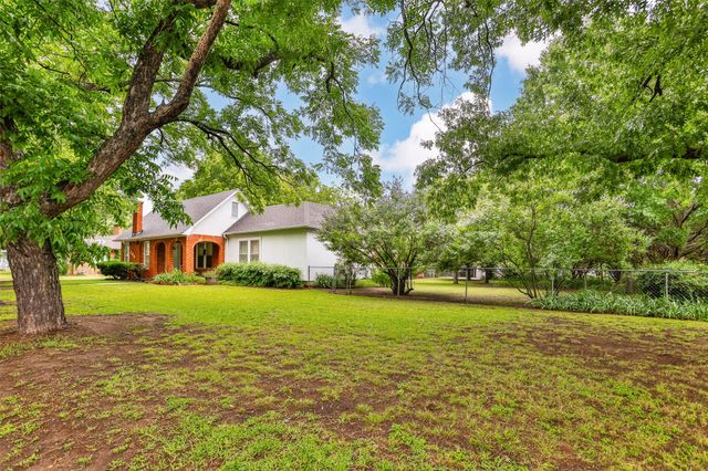 206 Ritchey Street, Gainesville, TX 76240