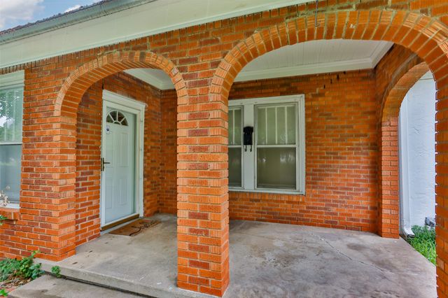 206 Ritchey Street, Gainesville, TX 76240