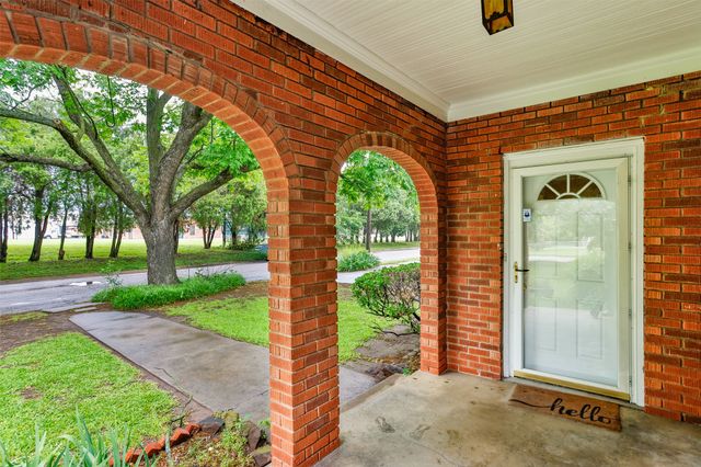 206 Ritchey Street, Gainesville, TX 76240