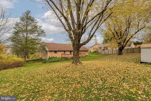 2 SNYDER HILL RD, Lititz, PA 17543