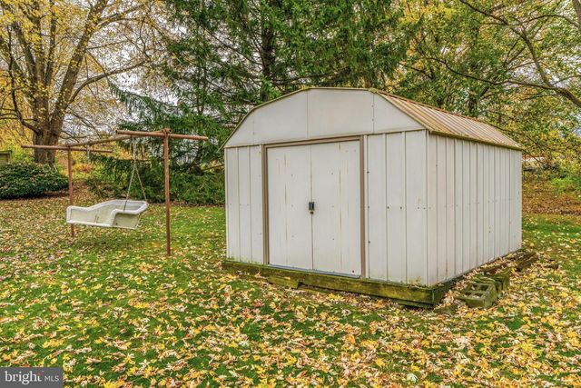 2 SNYDER HILL RD, Lititz, PA 17543