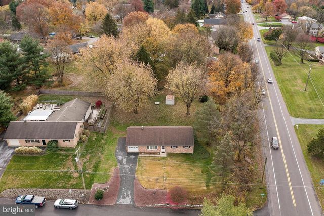 2 SNYDER HILL RD, Lititz, PA 17543