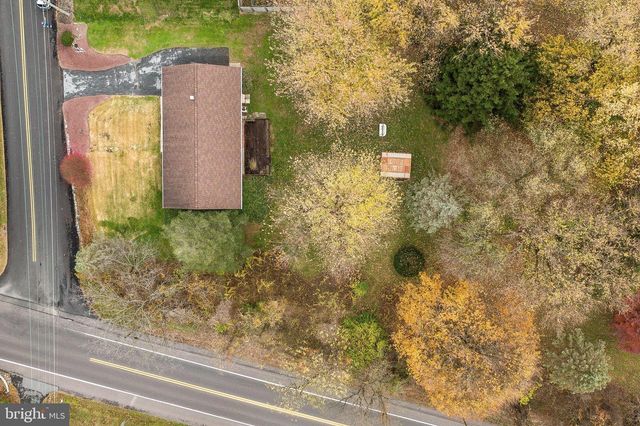 2 SNYDER HILL RD, Lititz, PA 17543