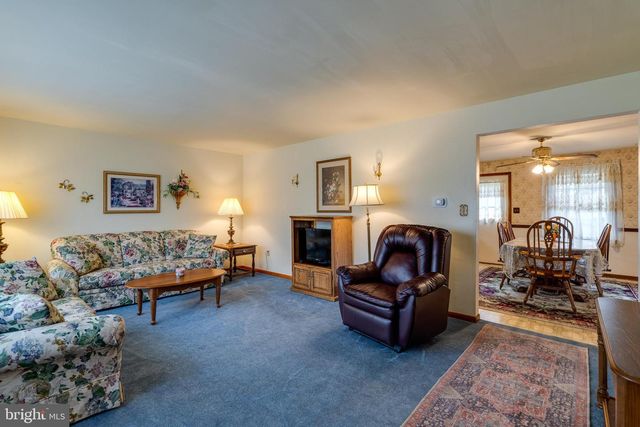 2 SNYDER HILL RD, Lititz, PA 17543