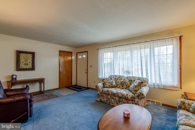 2 SNYDER HILL RD, Lititz, PA 17543