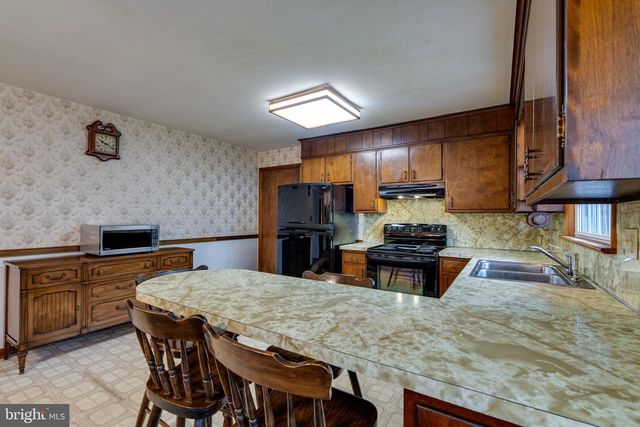 2 SNYDER HILL RD, Lititz, PA 17543